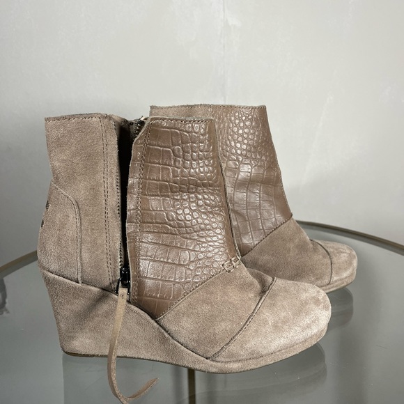 Tan crocodile patterned Toms suede boots - Picture 3 of 4